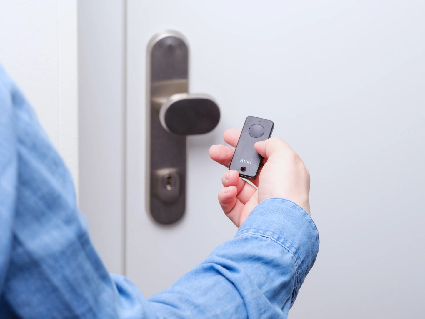 Persona abre la puerta con el Nuki Fob