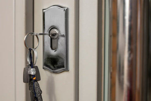 ¿Cómo cambiar el bombín de una cerradura?