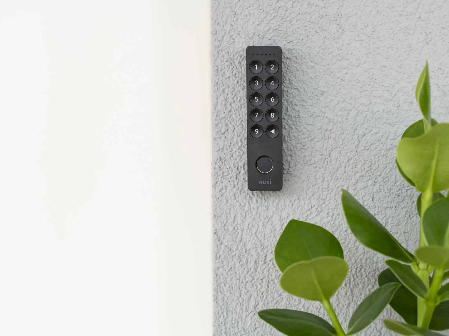Nuki Keypad 2 instalado junto a la puerta en exterior
