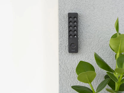 Nuki Keypad 2 instalado junto a la puerta en exterior