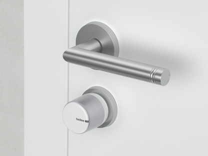 Tedee GO2 Z-Wave instalada en puerta con cilindro de perfil europeo