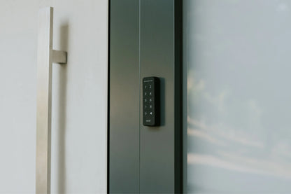 Nuki Keypad instalado junto a una puerta moderna