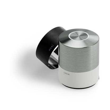 Nuki Smart Lock Pro con anillos intercambiables blanco y negro